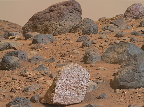 A peculiar white rock in Neretva Vallis (Mars)