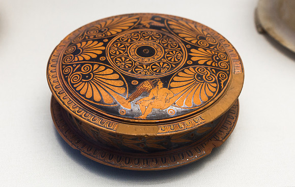 Ancient Greek pyxis with lid, by the Meidias Painter (circa 420-400 BC)