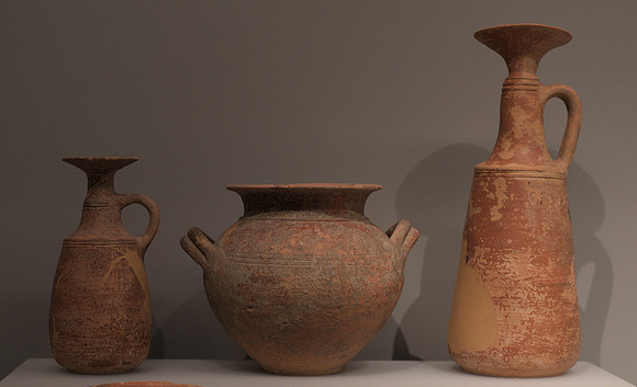 Two Phoenician-type mushroom-lipped jugs and a globular pyxis from Chania (circa 7th century BCE)
