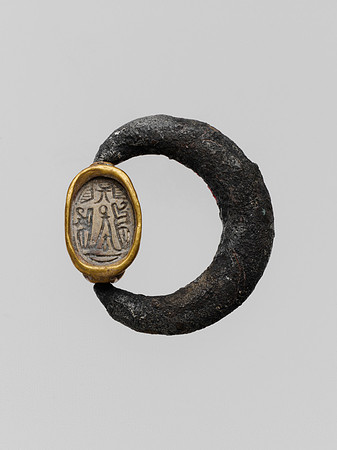 Silver swivel ring with glazed steatite scarab in a gold setting (Phoenician & Egyptian circa 8th-7th century BCE)