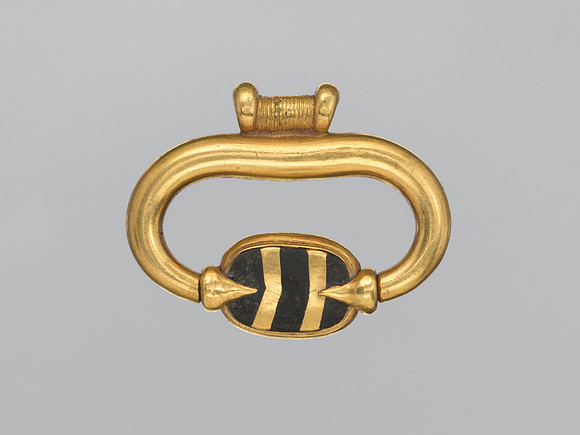 Gold and lapis lazuli pendant ring (Cypro-Phoenician circa 6th-early 5th century BCE)