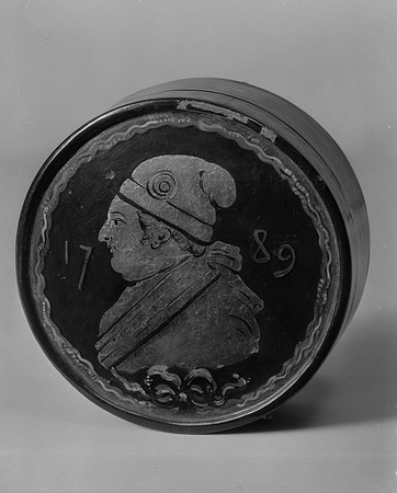 Box with portrait of Louis XVI in Phrygian cap (French circa 1789)