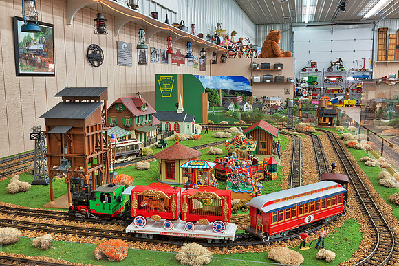 Vintage Train Set & Collectibles